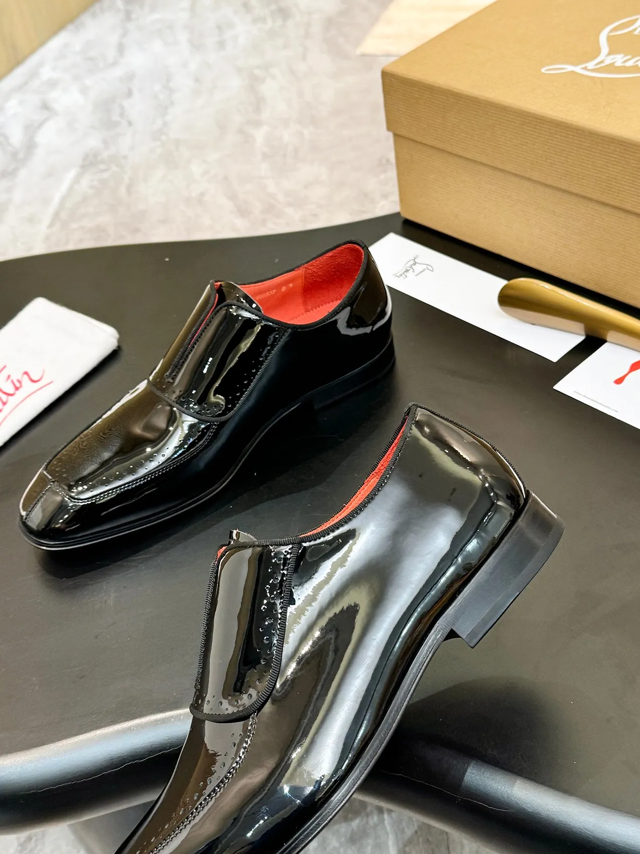 [CL red sole shoes] Top P: 1020💰 Size 39-44 (⚠️38.45.46.47 custom-made, non-returnable and non-exchangeable) 🆑High-end men's business formal leather shoes, original authentic top quality goods ••✅💯 Top original order purchasing agent! Original imported patterned cowhide ➕Imported cowhide lining ➕Cowhide feet ➕Original leather outsole~🉑️Feel free to compare the authentic ones!